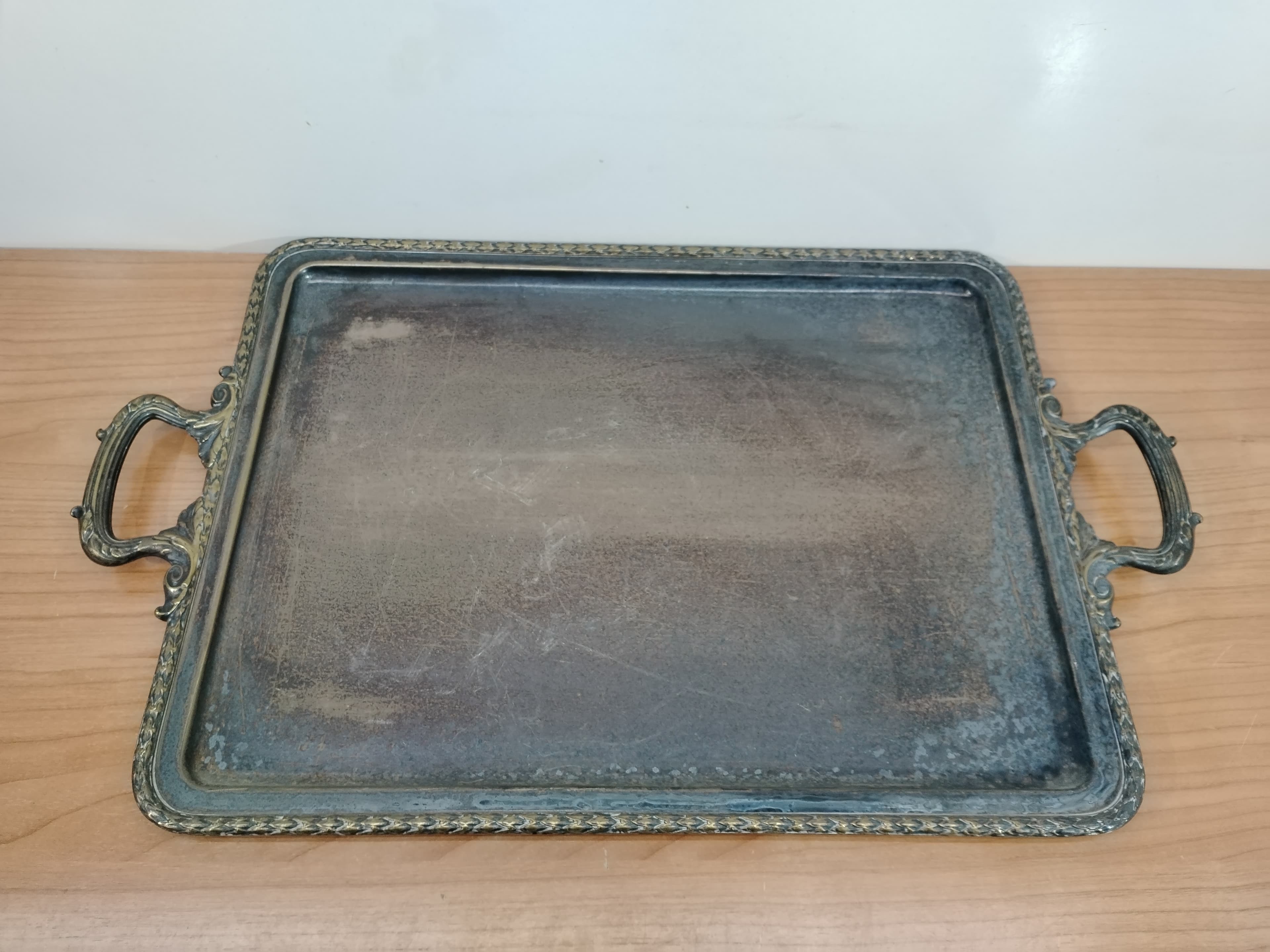 Bandeja Vintage de Metal Plateado con Asas - imagen 2